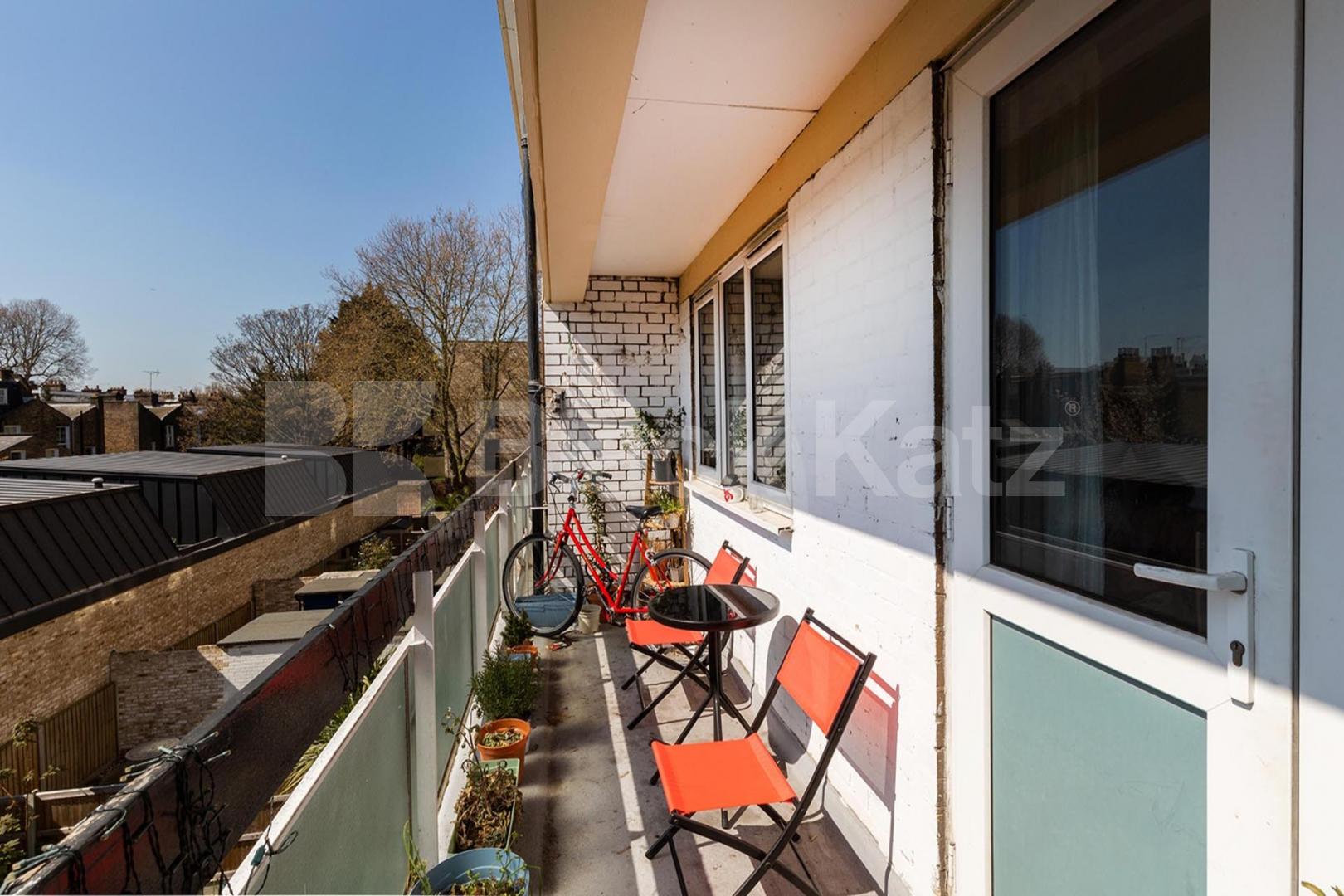 Arranged over 2 floors in the De Beauvoir area is this 2 bed plus study Mitchison Road, De Beauvoir Town